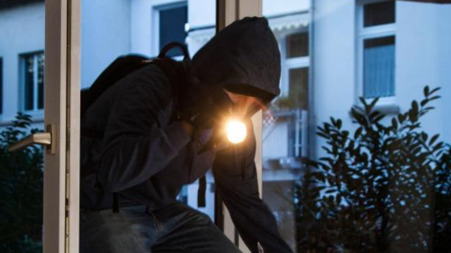 Trova il ladro in camera di notte, la minaccia mentre scappa: "Ti taglio la gola". La vittima lo riconosce al bar Trova il ladro in camera di notte, la minaccia mentre scappa: "Ti taglio la gola". La vittima lo riconosce al bar