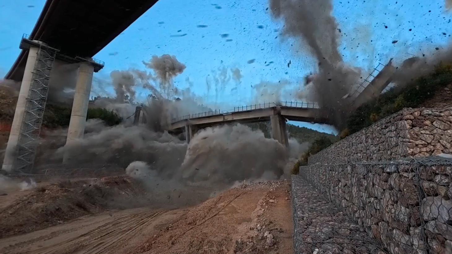 Siena-Grosseto: spettacolare demolizione del viadotto la Coscia, la gallery
