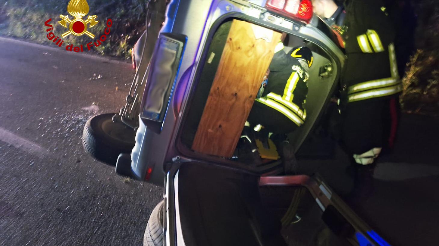 auto ribaltata monteriggioni