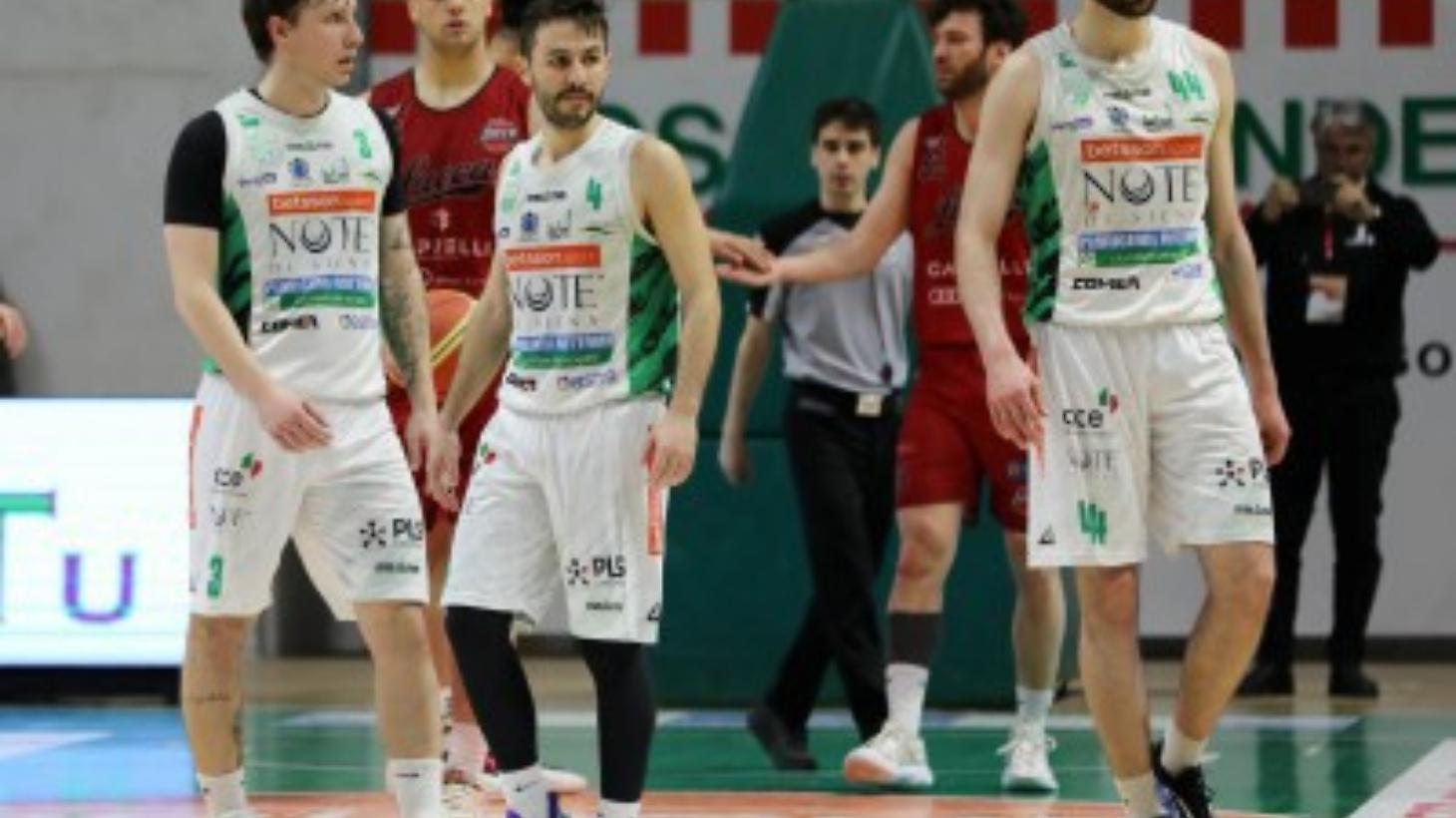 In un Palasclavo gremito Lucca vince il big match contro la Mens Sana