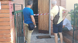Donna trovata morta in casa per un colpo da arma da fuoco
