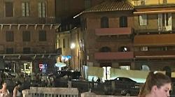 Quattro ncc scorrazzano in Piazza del Campo con il tufo già presente