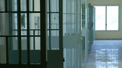 Brutale aggressione ad agente di custodia in carcere: ha riportato varie fratture. Cosa è successo