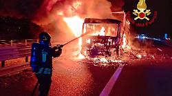 Camion a fuoco in autostrada: fiamme domate dai vigili del fuoco 