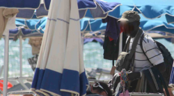 Toscana, una vita da vu cumprà. Alì da 20 anni vende pashmine sulle spiagge: "Così mantengo mia moglie e le mie figlie"