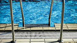 Arezzo, bimba di 18 mesi cade in piscina a Foiano della Chiana e rischia di annegare. Il padre si tuffa per salvarla. Ricoverata al Meyer di Firenze