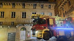 Cadono tegole e mattoni da palazzo Berlinghieri, intervengono i vigili del fuoco