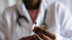 Vaccinazione antinfluenzale e contro il Covid, dal 1° ottobre in Toscana parte la campagna: ecco da chi si comincia