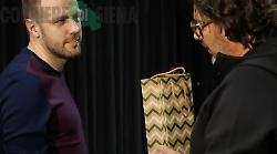 Il coach litiga con un giornalista in conferenza stampa. Poi il colpo di scena