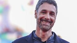Raoul Bova blindato dopo la bufera, tornerà sul set di Don Matteo a settembre. Ed è pronto il contrattacco a suon di querele: cifre da capogiro per i danni
