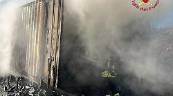 Perugia - Bettolle, si incendia tir carico di oli e solventi. Chiusa la 4 corsie. Complesso intervento dei vigili del fuoco per domare le fiamme
