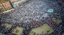 Siena e il Palio diventano una riflessione sul senso della vita: ecco come