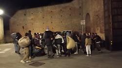Rifondazione comunista accoglie nuovamente i migranti rimasti per la strada