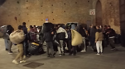 Emergenza pakistani a Siena, il Comune proroga la gestione del dormitorio per i senza alloggio
