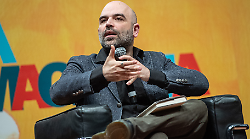 Roberto Saviano e il racconto della vita sotto scorta: dal piano segreto per assassinarlo alla storia d'amore con Maria Di Donna