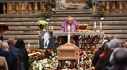 Commozione per l'addio ad Alberto Monaci