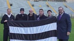 Il Club Enrico Chiesa dona le bandiere per i pennoni dello stadio
