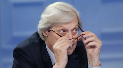 Chi &egrave; la moglie di Vittorio Sbarbi, Sabrina Colle, coppia aperta e intimit&agrave; inesistente: "Mi sento come la madre col figlio"