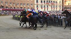 Comune di Siena e Consorzio per la Tutela del Palio prendono le distanze dal documentario “Siena e il senso della vita”
