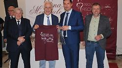 Giancarlo Brocci, ideatore de L’Eroica, premiato con il Garbo d'Oro davanti al governatore della Regione Toscana Eugenio Giani