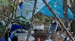 Droga, blitz della polizia nel bosco per debellare un centro di spaccio. Video