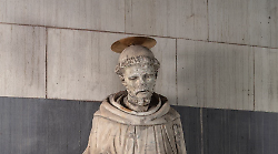 San Francesco d'Assisi: restaurata la statua in marmo nella basilica senese