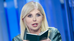 Concita Borrelli, chi &egrave; la conduttrice de La mia met&agrave; su Rai 2: dal matrimonio con Fulco Ruffo di Calabria al titolo di principessa