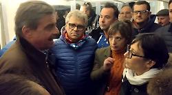 Crisi Beko, Calenda incontra i lavoratori e i sindacati davanti allo stabilimento. Video
