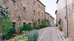 Avvocato americano acquista e salva un borgo senese: ora è un albergo diffuso