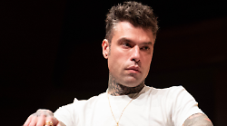 Fedez a Real Talk si scaglia contro tutti nel nuovo brano. Ecco i bersagli: da Myrta Merlino a Chiara Ferragni fino a Beppe Sala