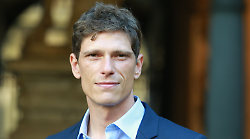 Matteo Martari, chi è l'attore che interpreta Zanon in Libera ospite da Caterina Balivo in tv: dal successo alla relazione con Miriam Leone