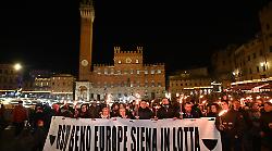 Beko, in cento alla fiaccolata di protesta in Piazza del Campo