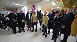 Natale, i carabinieri portano i regali ai bambini delle Scotte