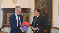 Lotta alla mafia, i carabinieri consegnano una talea dell'Albero di Falcone al procuratore Boni