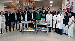 Natale in ospedale, la Mens Sana fa il canestro più bello per i bambini