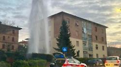 Scoppia una tubatura, acqua sparata in alto. Video