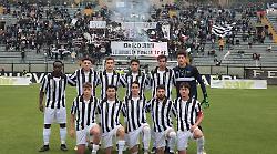 Robur, Giannetti prima sbaglia il rigore e poi segna la rete decisiva: i bianconeri vincono sul terreno di gioco dell'Ostiamare