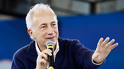 Marco Travaglio, chi è il direttore de il Fatto Quotidiano ospite stasera in tv a Lo Stato delle Cose: l'amore per la moglie e il flirt smentito con Veronica Gentili