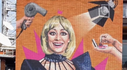 Il murale per Raffaella Carr&agrave; firmato dallo street artist Piskv, svelato in diretta tv a La Volta Buona su Rai 1