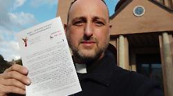 Crisi Beko, sacerdote stampa migliaia di volantini: "Nei giorni delle festività natalizie ricordiamoci di chi vive difficoltà"