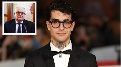 Tony Effe escluso dal concerto di capodanno a Roma: stasera in tv su Rai 1 il rapper presenter&agrave; il titolo della sua canzone in gara