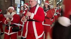 Natale a Siena, la banda Città del Palio suona e incanta il centro della città. Il video