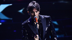 Fabrizio Moro ospite sul palco del Concerto di Natale stasera in tv su Canale 5 con Federica Panicucci: dall'amore per i figli alla nuova relazione