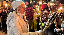 Fiaccole ad Abbadia, la prima donna ad accendere la pira del Comune