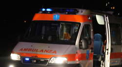 Un 61enne muore travolto da un'auto per strada, inutile la corsa all'ospedale. La tragedia nella notte, ore di dolore