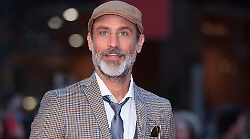 Raz Degan ospite di Francesca Fialdini a Da noi... a ruota libera, chi &egrave;: la vittoria all'isola dei famosi, l'amore con Paola Barale e i tradimenti 