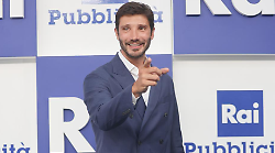 Stefano De Martino, dal bar di papà e nonno alla diretta della Lotteria Italia con Affari Tuoi: la scalata in tv del conduttore sex symbol