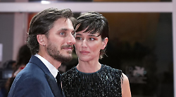 Luca Marinelli, chi &egrave; la fidanzata Alissa Jung e la lunga storia d'amore: dal primo incontro sul set alla vita lontana dall'Italia