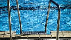 Piscina chiusa per fare manutenzione dopo il guasto alla sala macchine