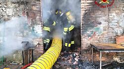 Scoppia un incendio: un appartamento e un garage messi in sicurezza dai vigili del fuoco